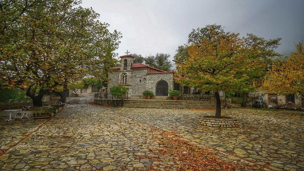 Είναι αυτό το ομορφότερο πέτρινο χωριό της Ελλάδας; Ο «κρυφός» προορισμός που μαγεύει