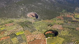 Αργολίδα: Το «απόκοσμο» σκηνικό στις Δολίνες των Διδύμων – Εκεί που η γη άνοιξε για να αποκαλύψει δύο κρυμμένα εκκλησάκια!