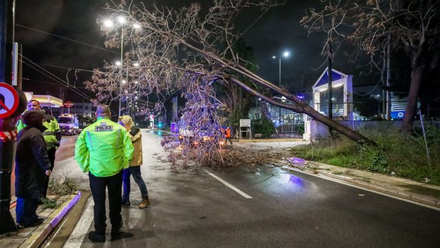 Κακοκαιρία Erminio: Τραγωδία στη Νέα Μάκρη με έναν νεκρό – Η χώρα σε κατάσταση πολιορκίας