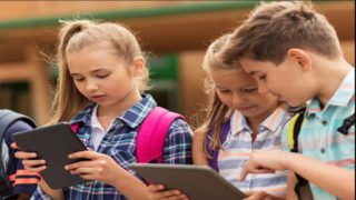 Από το tablet στο τετράδιο: Η μεγάλη στροφή της Σουηδίας στην παραδοσιακή μάθηση