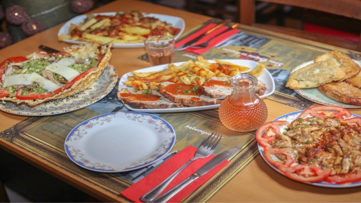 Φαγητό χωρίς τέλος: Το εστιατόριο του Πειραιά που θα τρως σαν να είσαι καλεσμένος σε γάμο