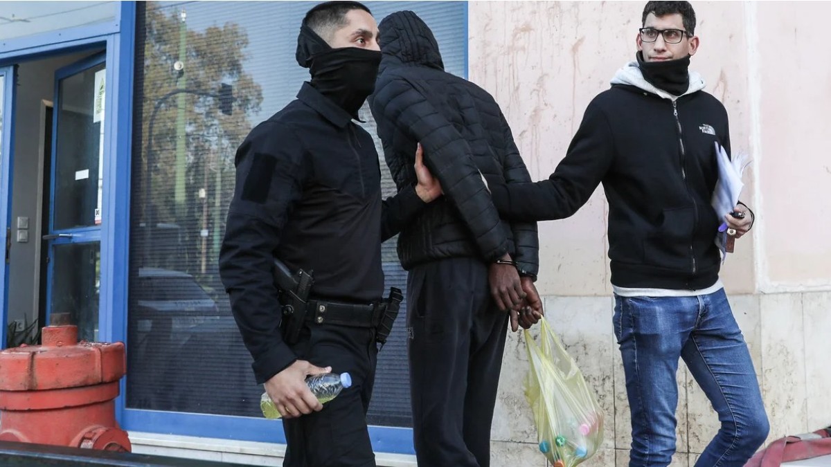 Το κατώφλι της ανακρίτριας ανηλίκων πέρασε σήμερα ο 16χρονος από το Σουδάν που παρέσυρε την 16χρονη στην Λιοσίων