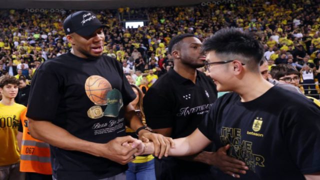 Γιάννης Αντετοκούνμπο: Παρατάει το NBA για τον Άρη; Αυτό τουλάχιστον του ζήτησαν οι οπαδοί του Άρη με επικό σύνθημα 