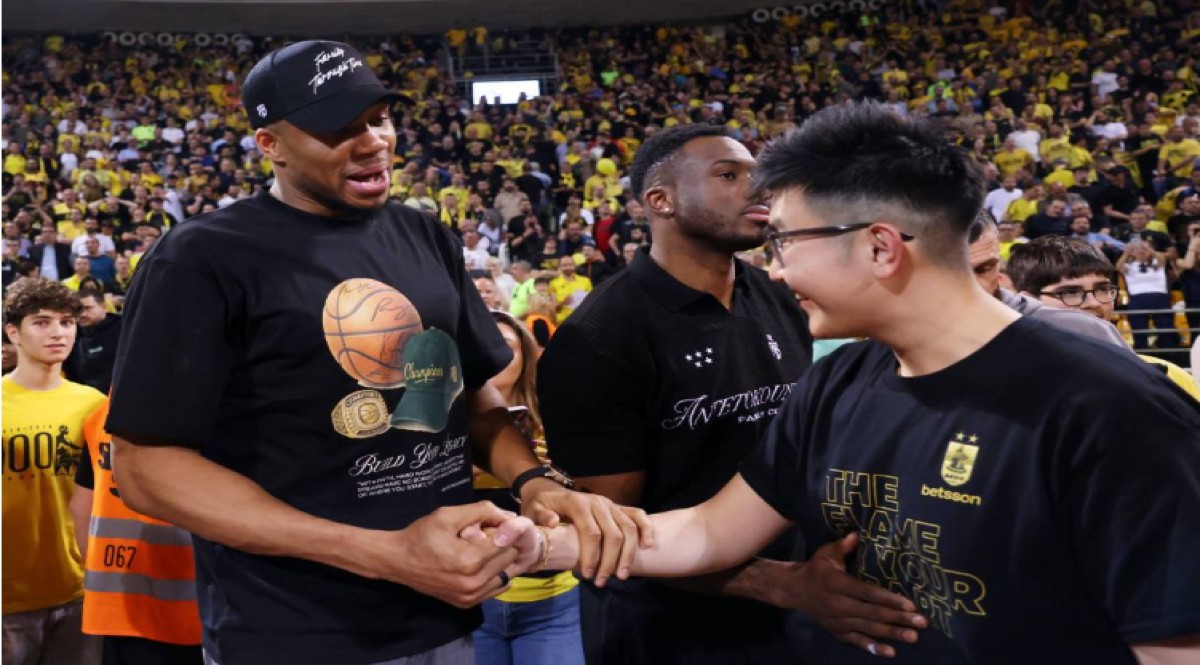 Γιάννης Αντετοκούνμπο: Παρατάει το NBA για τον Άρη; Αυτό τουλάχιστον του ζήτησαν οι οπαδοί του Άρη με επικό σύνθημα