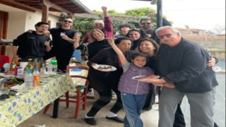 Η Ελένη Χατζίδου ποζάρει με όλο της το σόι την ημέρα του Πάσχα 