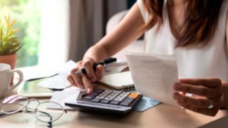 Ποιοι κερδίζουν από τα νέα επιδόματα – Τα εισοδηματικά όρια και οι ρυθμίσεις χρεών