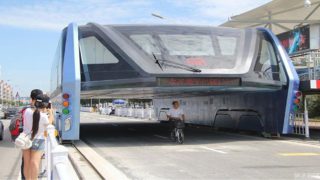 Γιατί απέτυχε το κινέζικο λεωφορείο που θα νικούσε την κίνηση και θα περνούσε πάνω από τα αυτοκίνητα; 