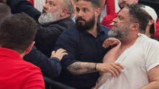 Νέο βίντεο από το θερμό επεισόδιο ανάμεσα σε Βαγγέλη Μαρινάκη και Γρηγόρη Δημητριάδη, με τον δεύτερο να φαίνεται πως φτύνει στο πρόσωπο,τον μεγαλομέτοχο ου Ολυμπιακού
