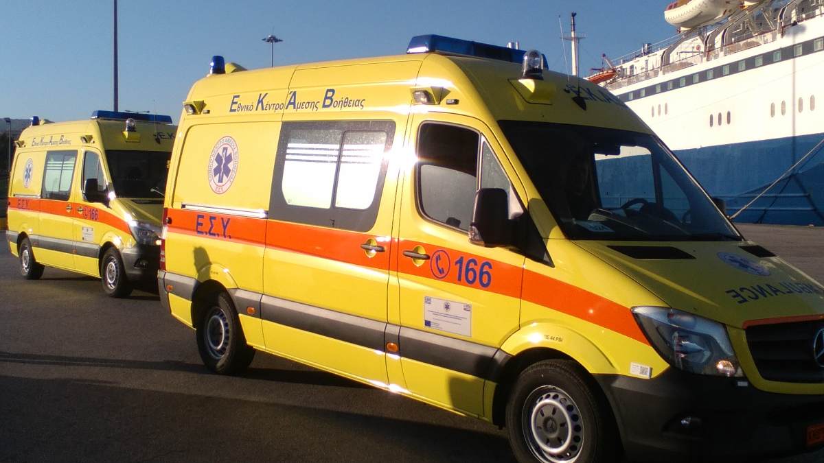 Άμεσα ενημερώθηκε το Λιμενικό Τμήμα Αμαλιάπολης, ενώ στο σημείο έσπευσαν διασώστες και ασθενοφόρο του ΕΚΑΒ