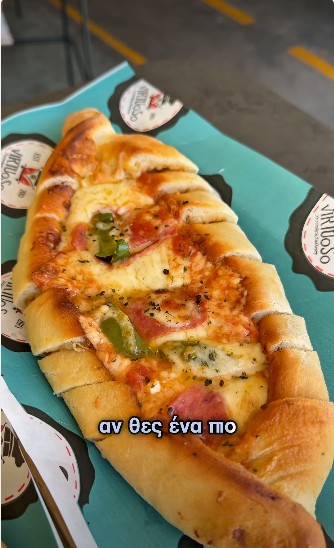Το πεπερόνι με σάλτσα Νάπολι και πιπεριές.