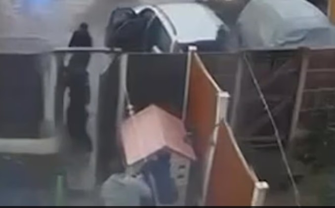 Ο ένοπλος πλησιάζει ένα ασημί αυτοκίνητο