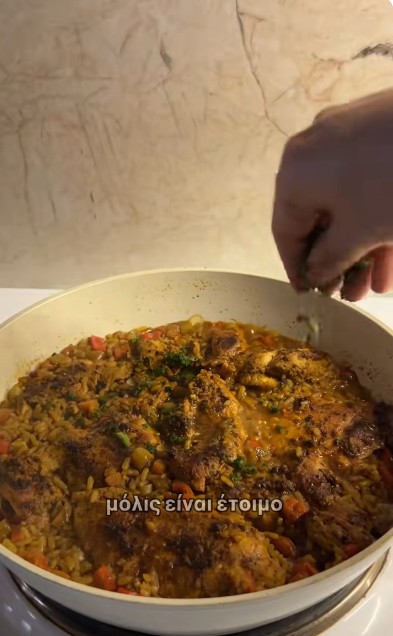 φρέσκο μαϊντανό και λίγο ελαιόλαδο για έξτρα άρωμα και φρεσκάδα