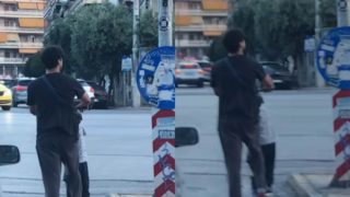 Εγκληματίας κυκλοφορεί ανάμεσα μας: Δείτε τι έκανε με το πατίνι και το παιδί του