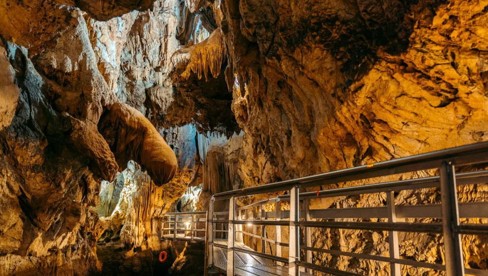 Το σπήλαιο των λιμνών