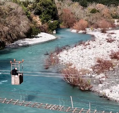 Ο μοναδικός τρόπος στο παρελθόν για να περάσεις το ποτάμι.