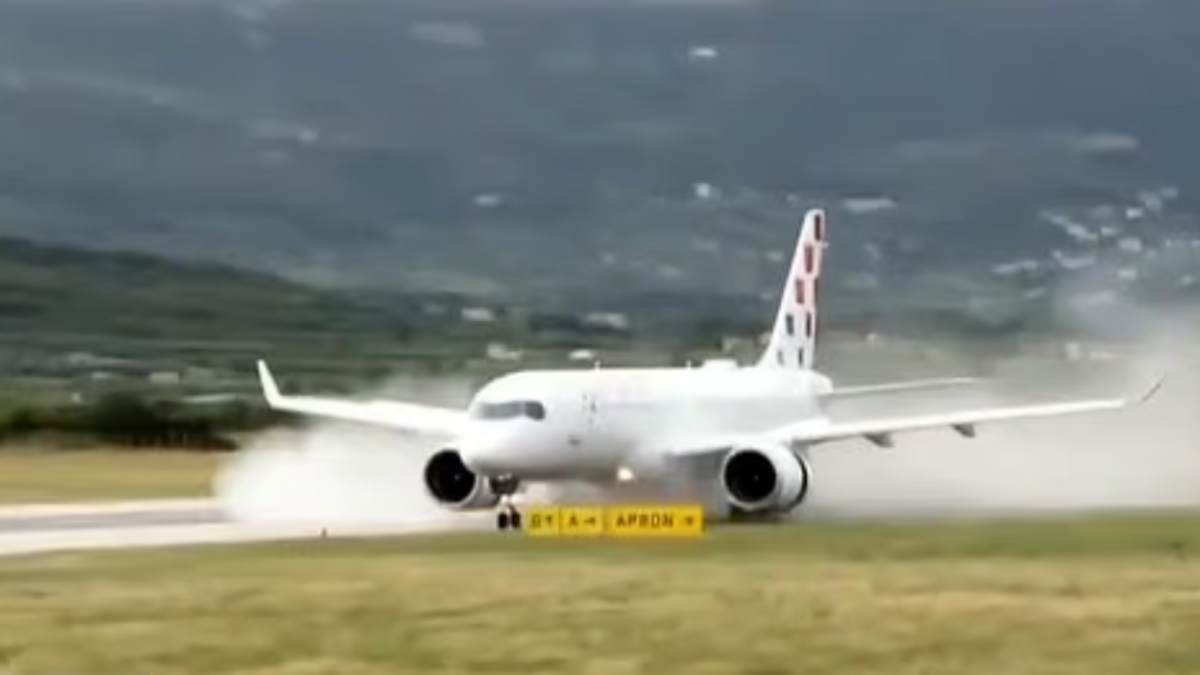 Στο αεροσκάφος επέβαιναν συνολικά 130 επιβάτες, δύο πιλότοι και τρία μέλη πληρώματος καμπίνας