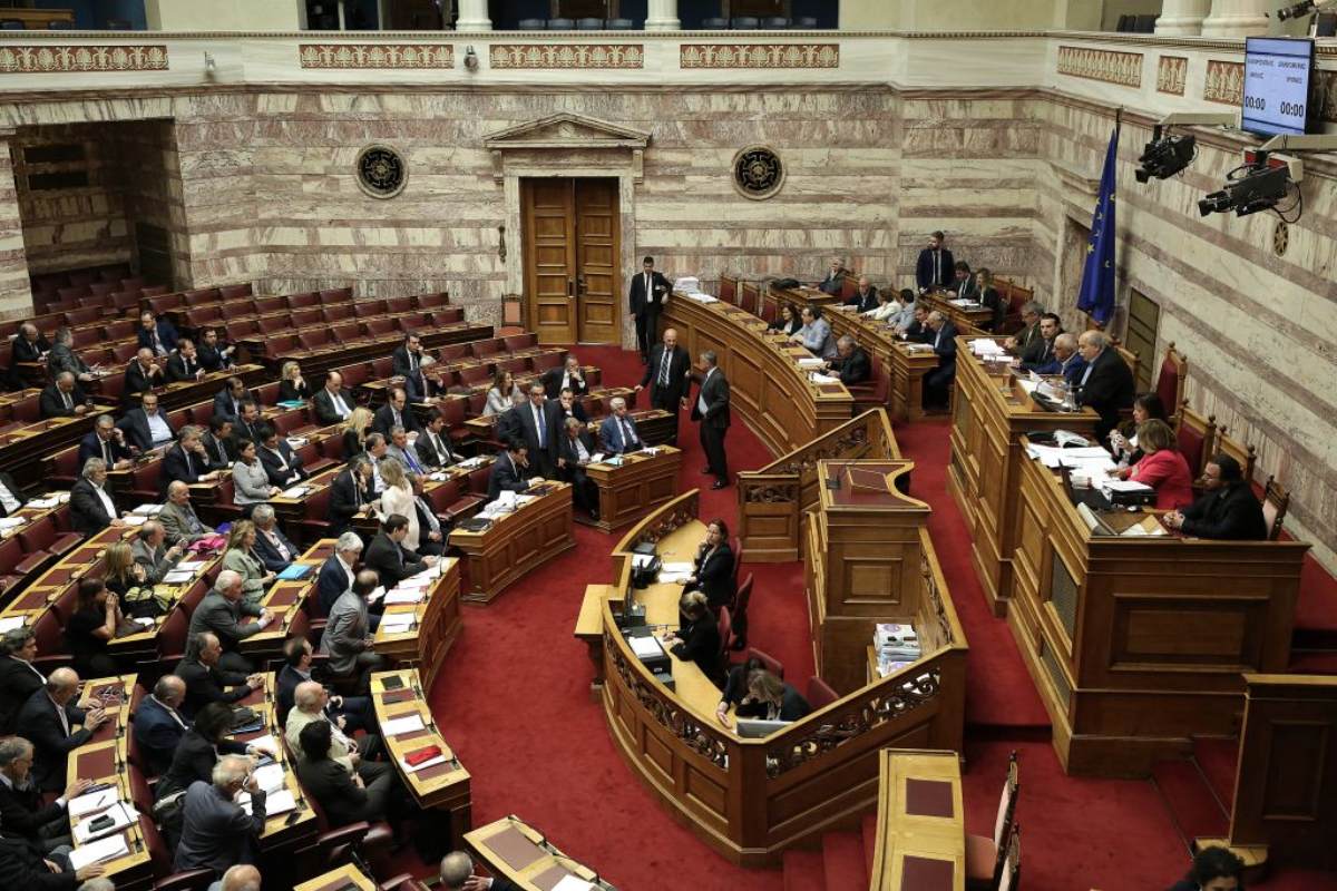Με 172 ψήφους υπέρ και 121 κατά, υπερψηφίζεται επί της αρχής το νομοσχέδιο για τα έκτακτα οικονομικά μέτρα