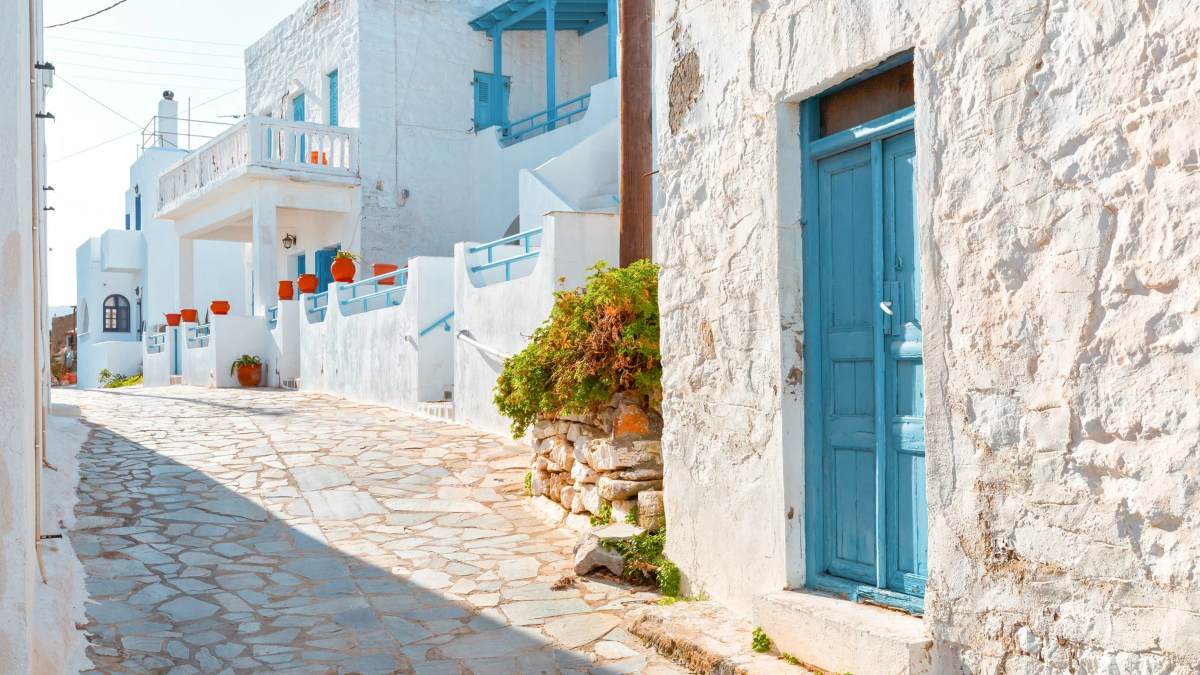 Περπάτημα στα σοκάκια με τα ασβεστωμένα σπίτια