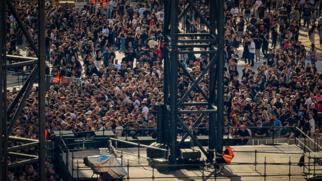 Λαοθάλασσα για τους Metallica, γεμάτο το ΟΑΚΑ: Δείτε τις πρώτες φωτογραφίες και βίντεο από το κατάμεστο Στάδιο
