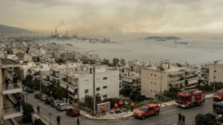 Μυστήριο στην Αττική: Η «αόρατη» απειλή που αναστάτωσε τα νότια προάστια – Όλο το παρασκήνιο για την έντονη οσμή, τα 5 σενάρια-«φάντασμα» και οι κατηγορηματικές διαψεύσεις!