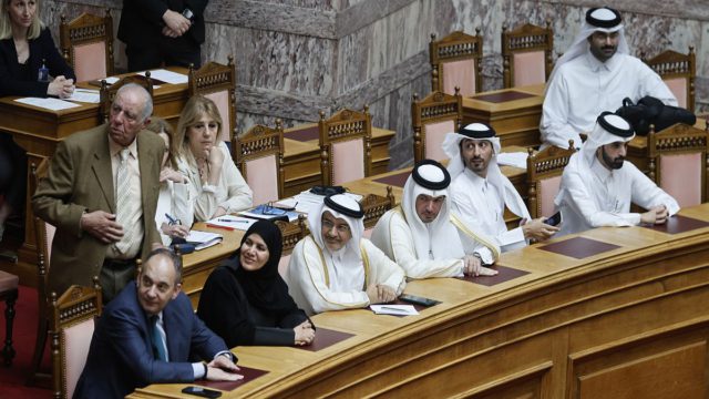 Απρόσμενη εικόνα στη Βουλή: Ποιοι ήταν οι άνδρες με τις κελεμπίες στα έδρανα