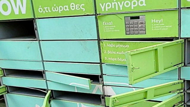 Πλιάτσικο στα Σπάτα: Ρομά άνοιξαν σαν κονσέρβες τις θυρίδες παραλαβής – Οργή κατοίκων για το χαμένο «κυνήγι» δεμάτων