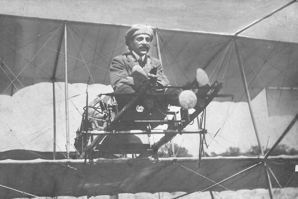 Στις 13 Μαΐου 1912, ο υπολοχαγός Δημήτριος Καμπέρος πραγματοποίησε την πρώτη στρατιωτική πτήση με αεροπλάνο τύπου «Φάρμαν»