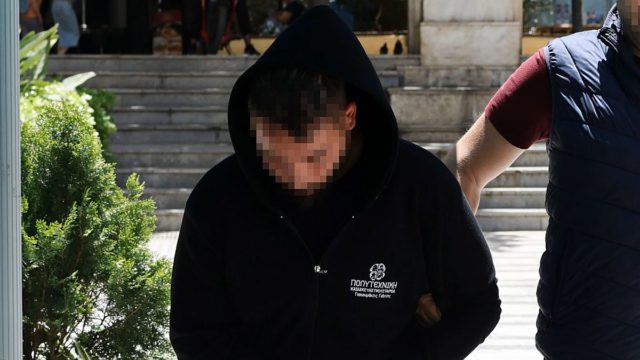 Ηράκλειο: Στη φυλακή ο 30χρονος νταής που παρέσυρε την 28χρονη σύζυγό του – Οι απίστευτοι ισχυρισμοί και η οργή των συγγενών