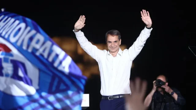«Σεισμός» στο Μαξίμου: Η κρυφή δημοσκόπηση που φέρνει τα πάνω κάτω – Το κόμμα-έκπληξη που «απειλεί» τον Μητσοτάκη και αλλάζει τον πολιτικό χάρτη!