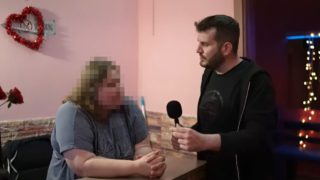 «Με βολεύει το ωράριο 10 με 5 για να είμαι μετά με το παιδί μου»: Youtuber κάνει «οδοιπορικό» σε οίκους ανοχής στην Λιοσίων και στην Φυλής