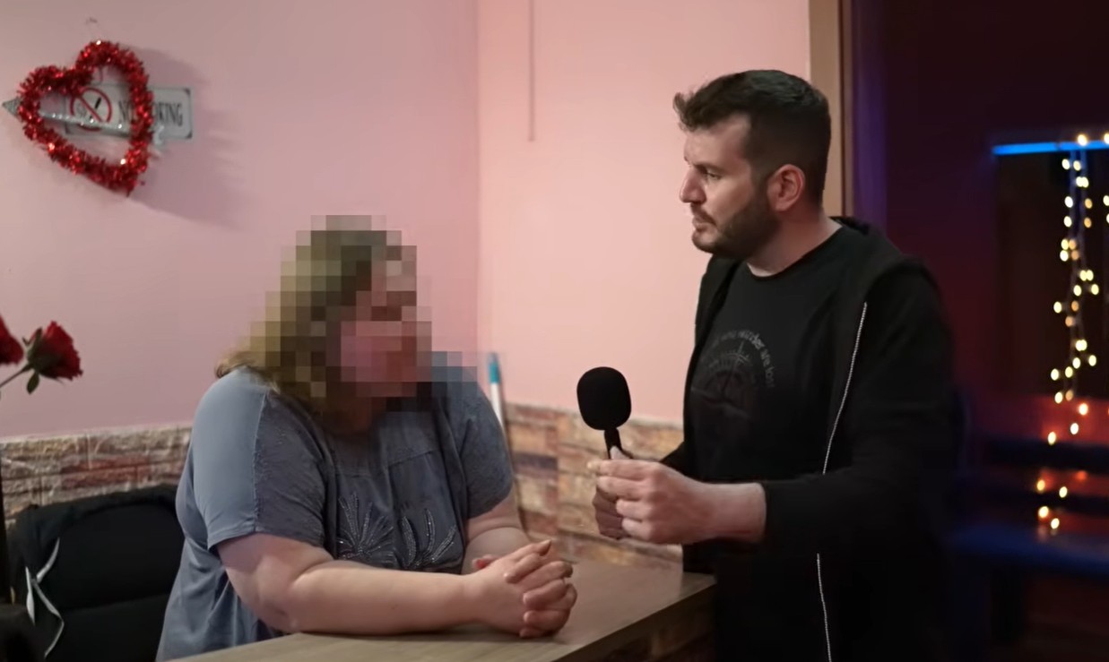 «Με βολεύει το ωράριο 10 με 5 για να είμαι μετά με το παιδί μου»: Youtuber κάνει «οδοιπορικό» σε οίκους ανοχής στην Λιοσίων και στην Φυλής