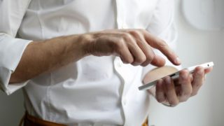 Κινητό χωρίς χρεώσεις: Η online αίτηση που «σβήνει» τα τέλη για χιλιάδες νέους