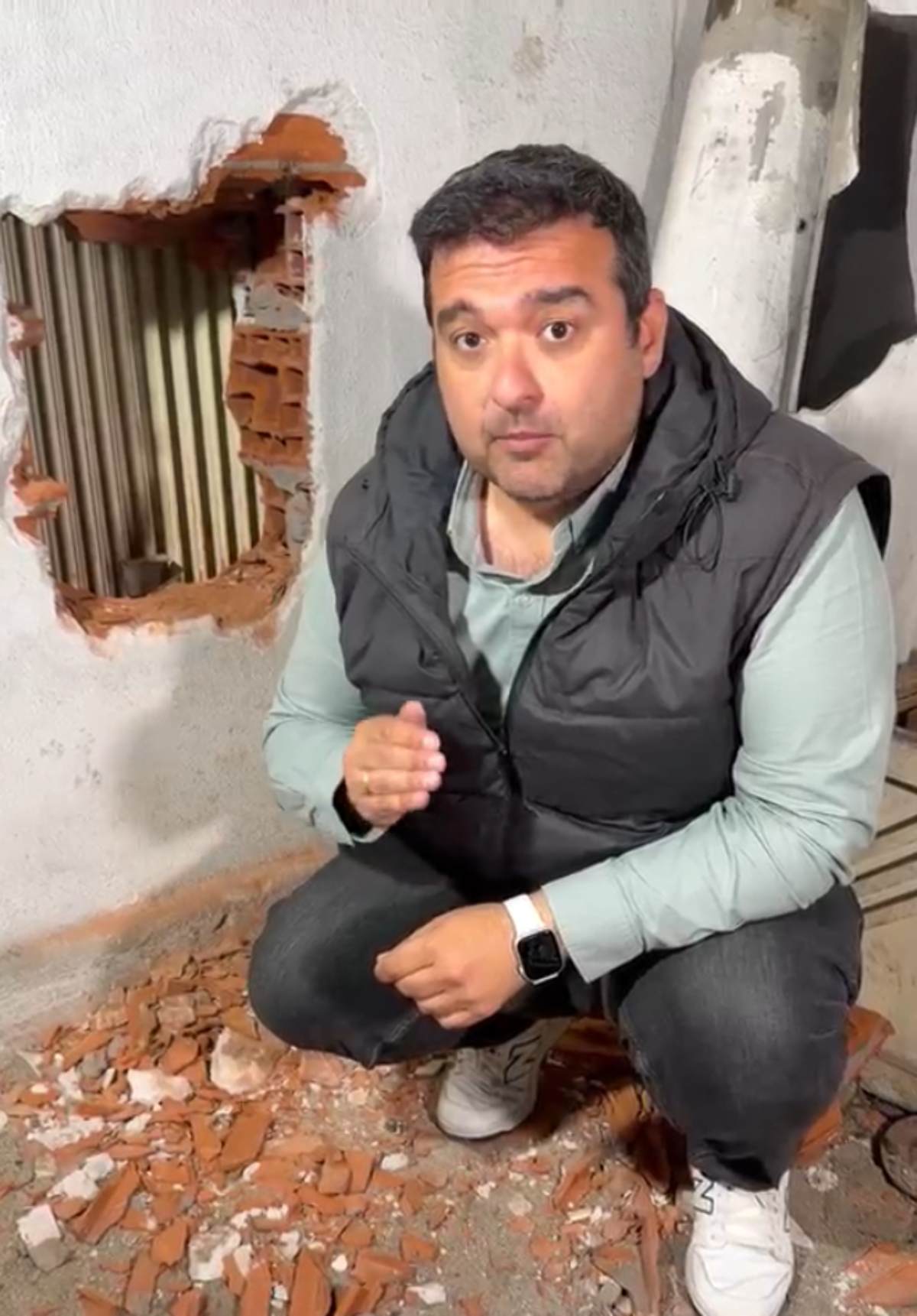 Η τρύπα στον τοίχο στο πίσω μέρος του κτιρίου αποτελεί το πιο χαρακτηριστικό στοιχείο της διάρρηξης