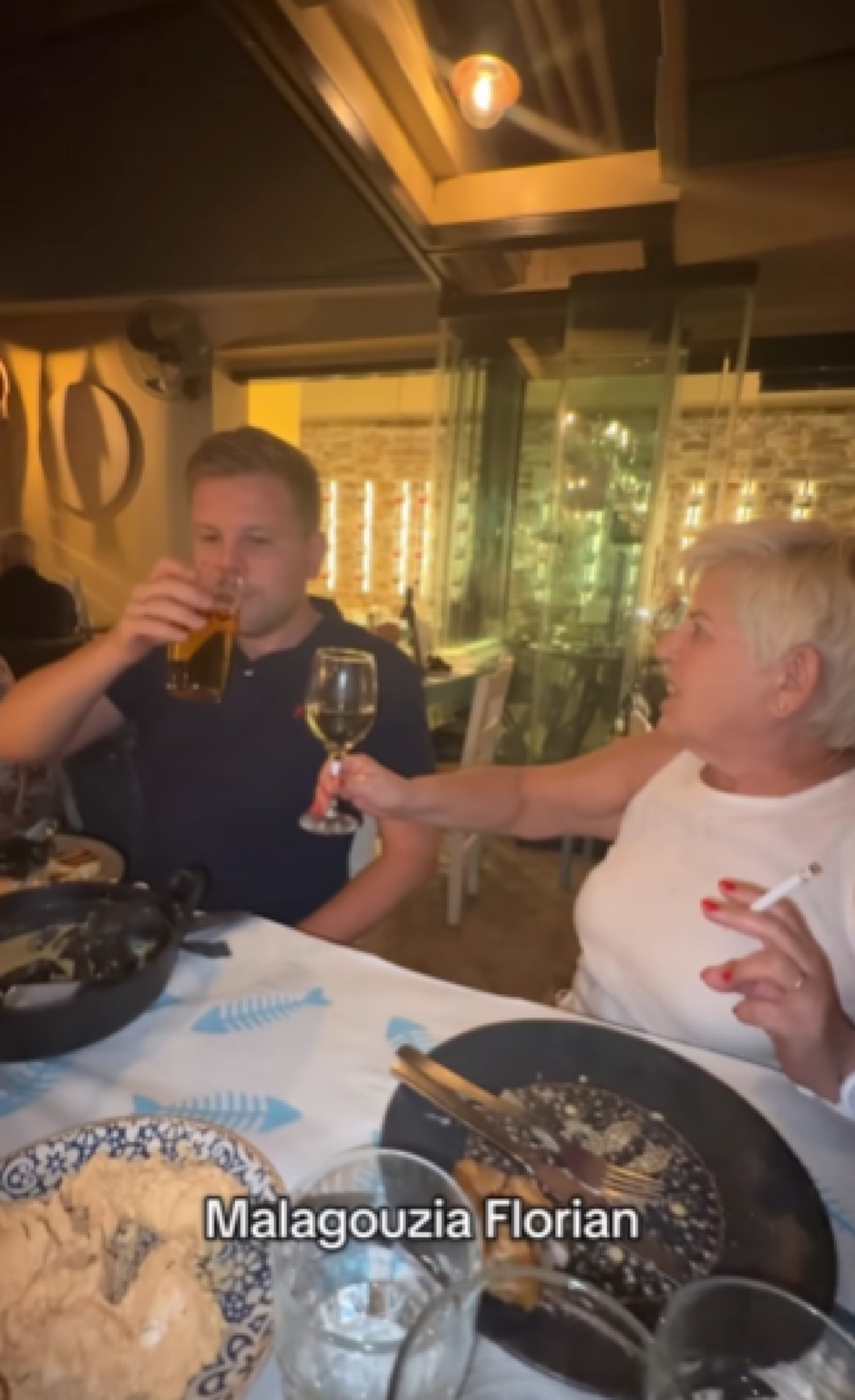 Ελληνίδα θεία ταϊζει ψάρι τον Γερμανό γαμπρό