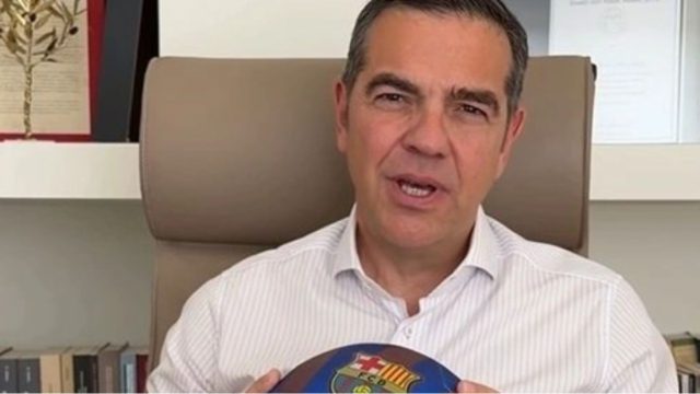 Τσίπρας: Ετοιμάζει νέο πολιτικό comeback με… χρώματα Μπαρτσελόνα!