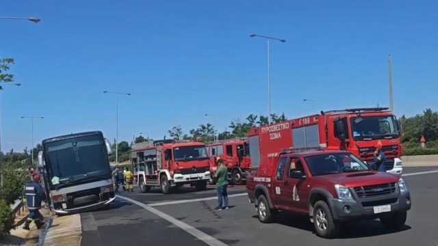 Αναστάτωση στην Περιφερειακή Υμηττού: Λεωφορείο πήρε φωτιά εν κινήσει