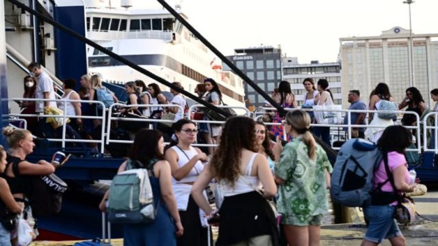 Αγίου Πνεύματος: Άδεια πορτοφόλια, γεμάτη διάθεση – Το παράδοξο του φετινού τριημέρου, οι τιμές «παγώνουν» τα ταξίδια