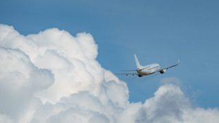 Σκηνές έντασης σε πτήση προς Ηράκλειο: Συνελήφθη Βρετανός που χτύπησε τη σύζυγό του μπροστά στο παιδί τους