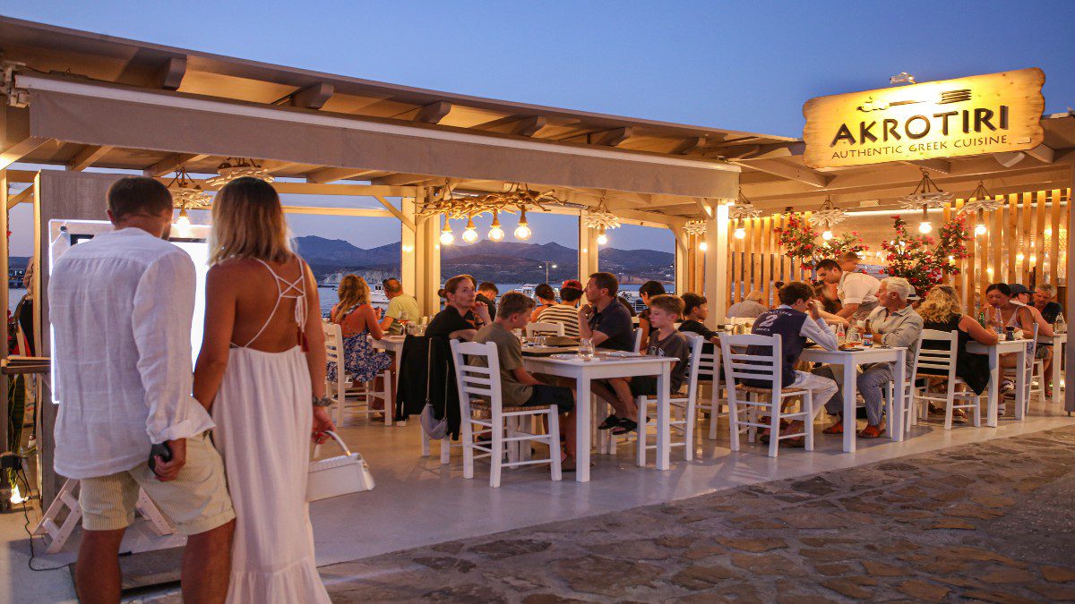 AKROTIRI- Authentic Greek Cuisine: Γεύσεις Αιγαίου δίπλα στο κύμα στη Μήλο