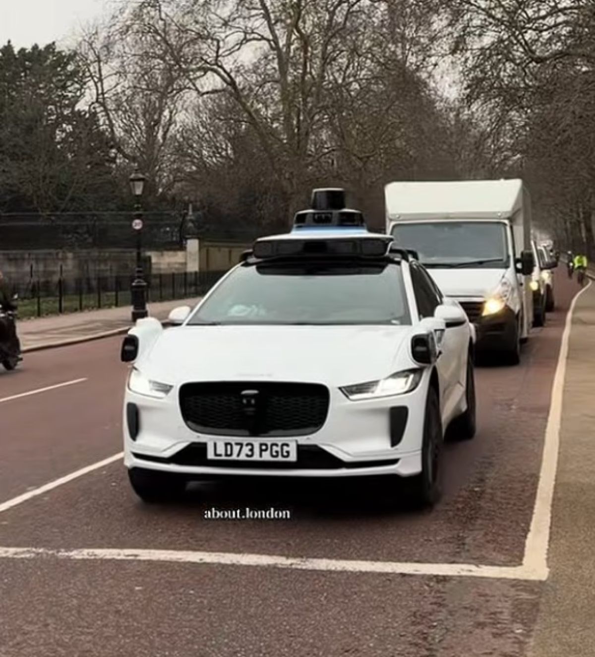 Αναστάτωση με όχημα της Waymo που έκανε θορυβώδεις μανούβρες σε στενό δρόμο