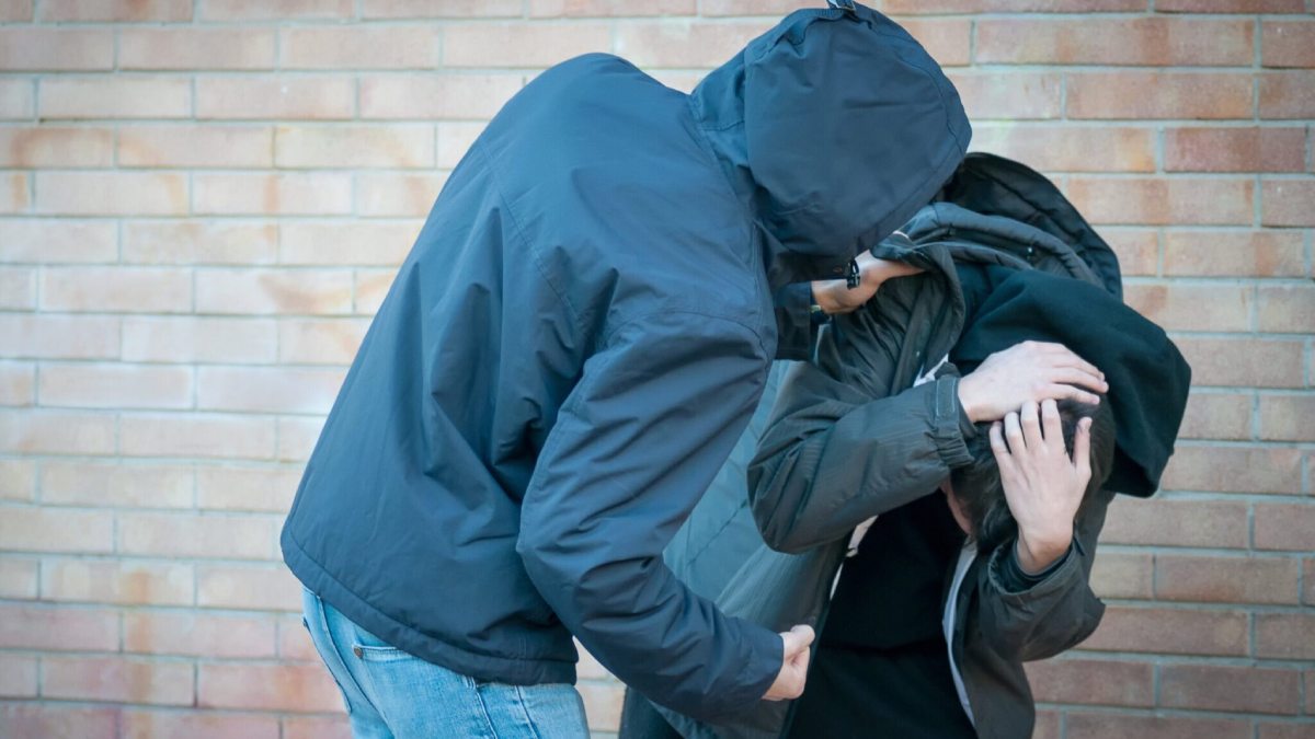 Νέα Φιλαδέλφεια: 25χρονος επιτέθηκε σε 17χρονο μαθητή με αυτισμό – Στο νοσοκομείο με κάταγμα στη γνάθο