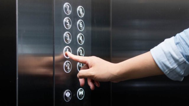 Κλειδώθηκες σε ασανσέρ; Μην κάνεις ΠΟΤΕ αυτό το λάθος