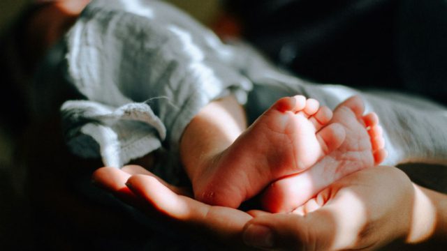 Τραγωδία στην Αίγινα: Πέθανε βρέφος 1,5 έτους τρώγοντας τσουρέκι