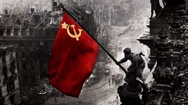 Σαν σήμερα 2 Μαΐου 1945: Σοβιετικοί στρατιώτες υψώνουν τη σημαία στο Ράιχσταγκ – Το τέλος του Γ’ Ράιχ