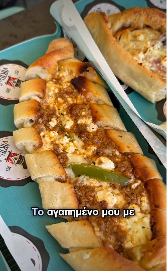Το πεϊνιρλί με φέτα, κιμά και πιπεριές