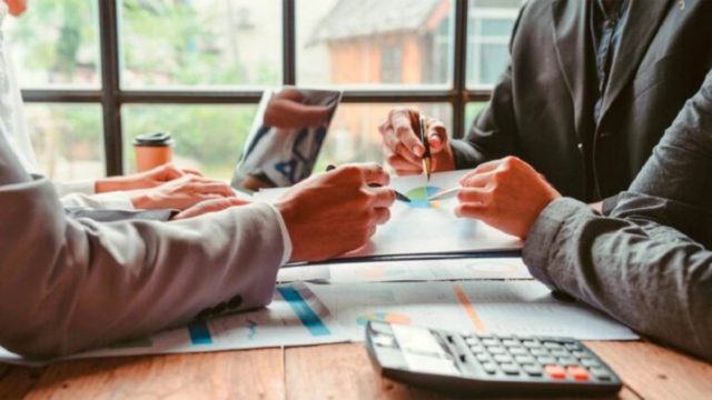 Πλαφόν 30%–50% στα καταναλωτικά δάνεια: Τι αλλάζει για τα νοικοκυριά και πόσο θα πληρώνουμε τελικά