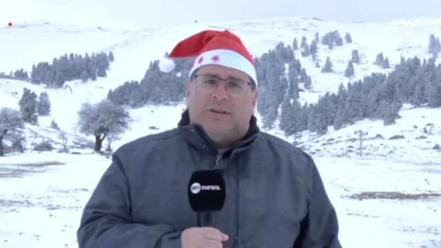 Μάιος με… Χριστούγεννα: Δημοσιογράφος της ΕΡΤ βγήκε με σκουφάκι στα χιόνια των Καλαβρύτων!