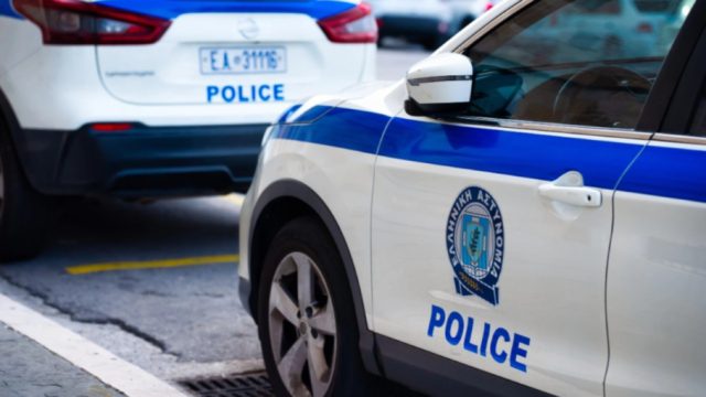 Σοκ στη Σαλαμίνα: Περιπολικό παρέσυρε 12χρονη έξω από σχολείο – Χειρουργήθηκε στο πόδι