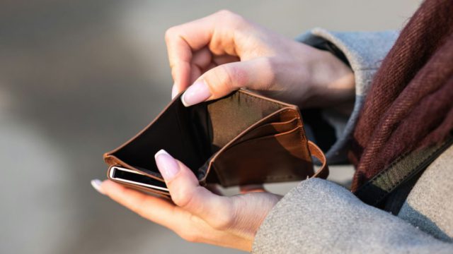 Ελάττωσέ τα τώρα: 4 απλά καθημερινά έξοδα που σου φαίνονται φθηνά αλλά είναι πανάκριβα! Σε βάζουν «μέσα» χιλιάδες ευρώ μέσα σ’ έναν χρόνο!