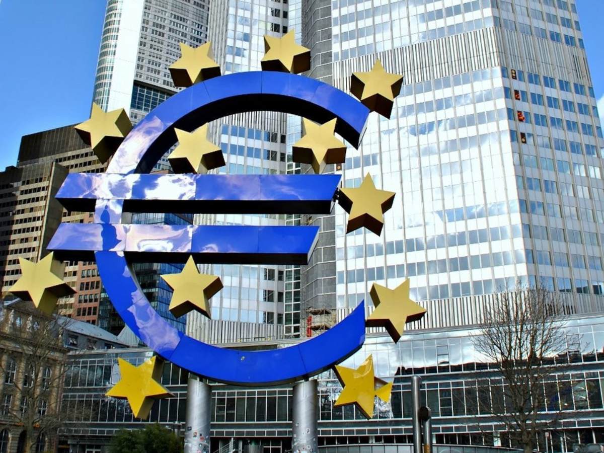 Η έγκριση της ένταξης στην ΟΝΕ άνοιξε ουσιαστικά τον δρόμο για την υιοθέτηση του ευρώ από την 1η Ιανουαρίου 2001